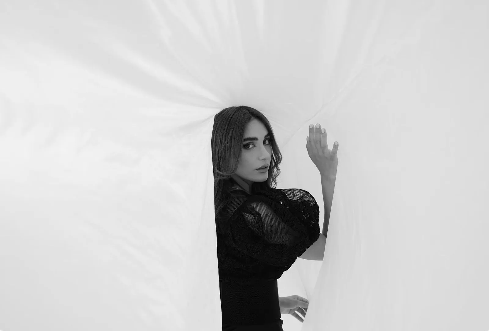 لقطة فنية مع ستارة بيضاء